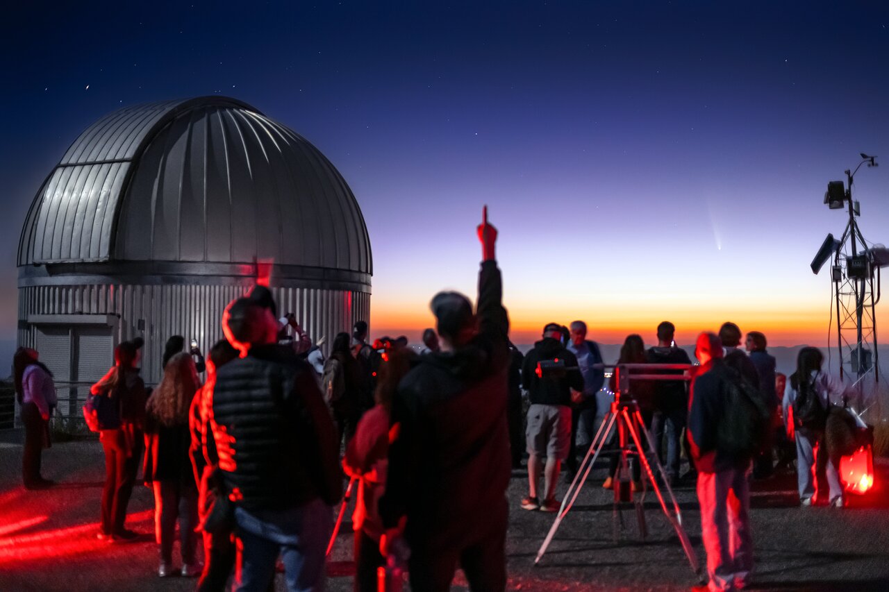 Comet C/2023 A3 (Tsuchinshan–ATLAS) Soars Above Kitt Peak