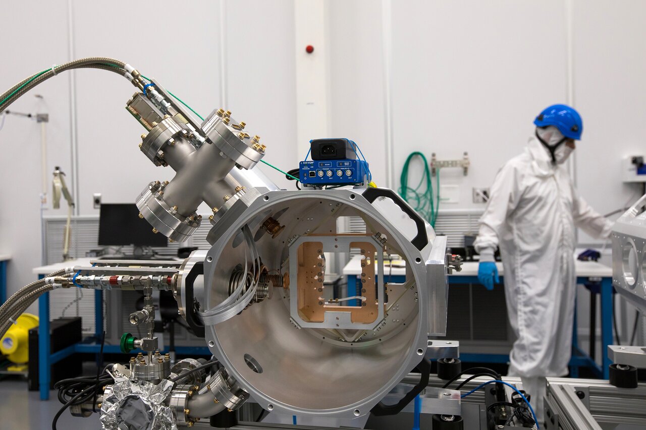 Commercial Sensor Array LSST Camera's First Sensor Array Arrives | NOIRLab