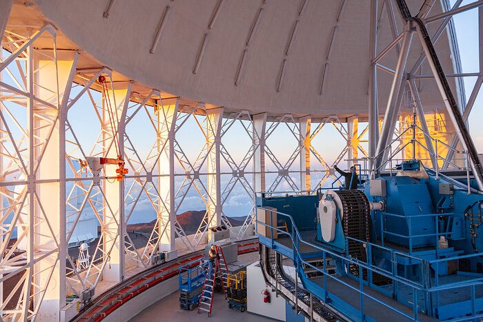 Gemini North vent-gates and telescope